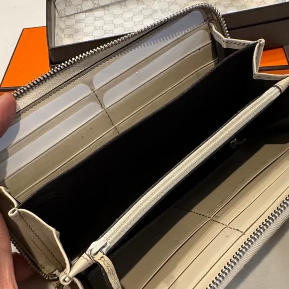 Authentic Gucci Tan Monogram Zippy Wallet - Picture 11 of 15